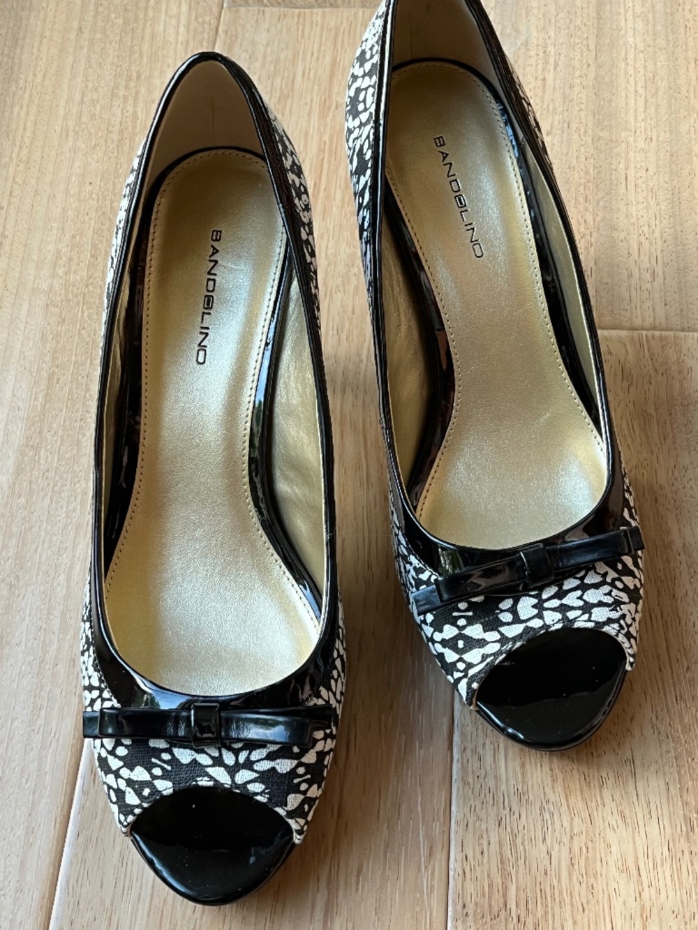 NIB Bandolino cloth/linen print shoes
